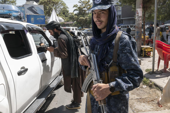 Des talibans contrôlent des conducteurs dans le centre de Kaboul, en Afghanistan, le 15 septembre 2021.